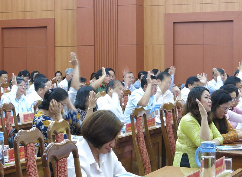 Các đại biểu biểu quyết thông qua nghị quyết tại kỳ họp HĐND tỉnh.