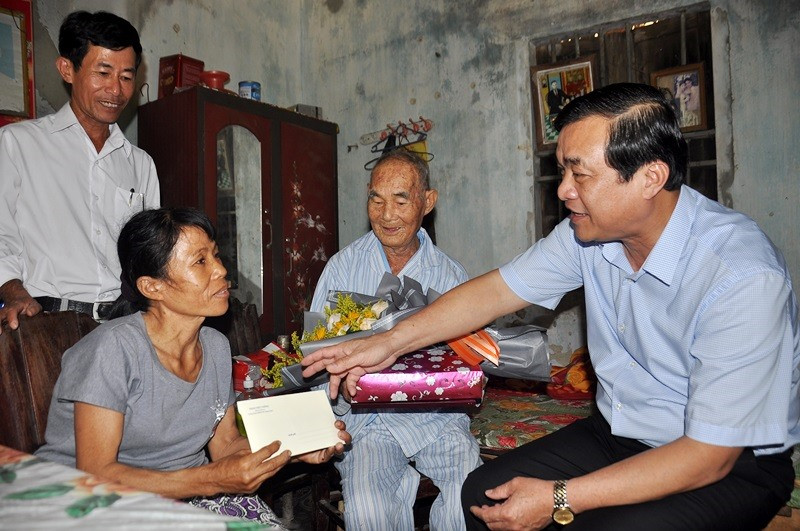 Khi đến thăm, chúc thọ cụ Phạm Minh, đồng chí Phan Việt Cường còn tặng quà cho người con gái của cụ Minh - bị khuyết tật, có hoàn cảnh khó khăn. Ảnh: VINH ANH