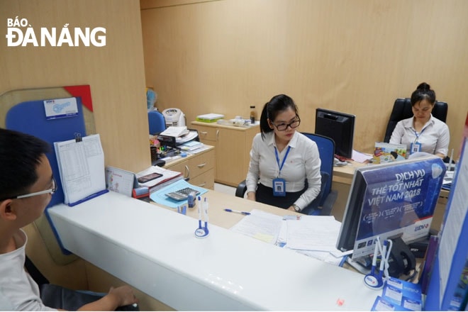 Khách đang tiến hành mở thẻ ATM tại BIDV Đà Nẵng.
