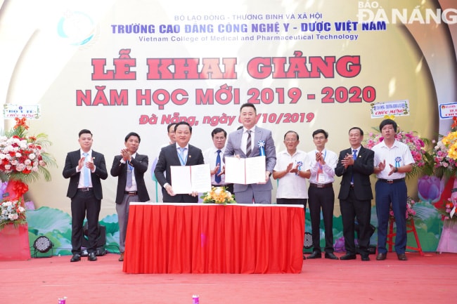 Ký kết văn bản ghi nhớ hợp tác giữa trường với các đối tác.
