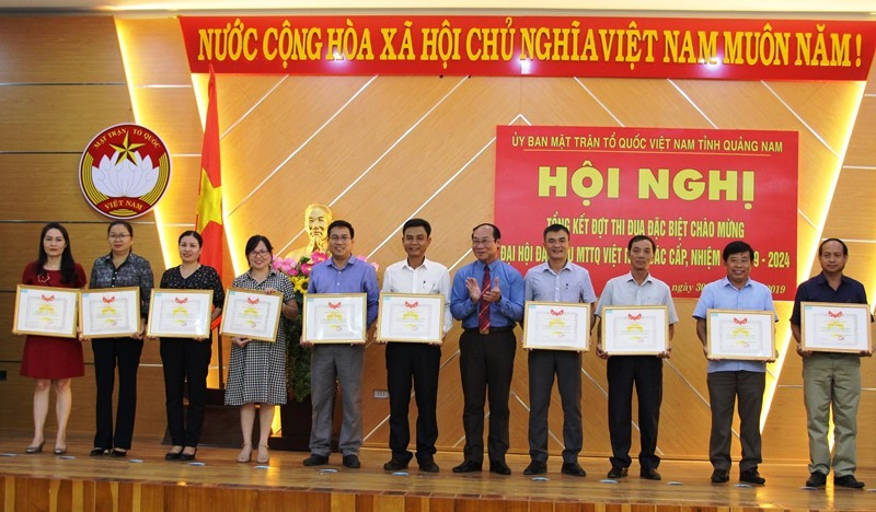 Ủy ban MTTQ Việt Nam tỉnh khen thưởng các cá nhân có thành tích xuất sắc trong đợt thi đua. Ảnh: CTV