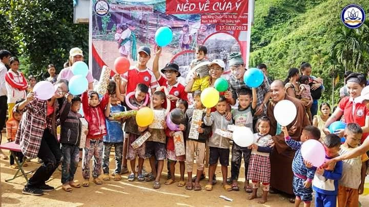 Các tình nguyện viên và trẻ em huyện miền núi Nam Trà My trong chuyến thiện nguyện “Nẻo về của ý“. Ảnh: H.T.L