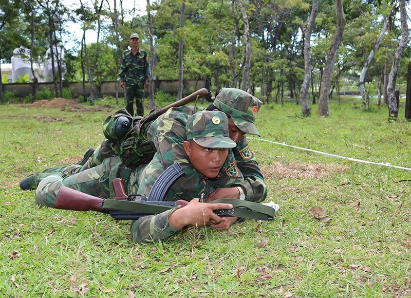 Các chiến sĩ luyện tập chuyển thương binh, bệnh binh trong chiến đấu. Ảnh: AN KHANG