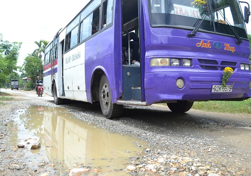 Trên địa bàn tỉnh còn số lượng lớn chiều dài bề mặt ĐH hư hỏng, xuống cấp như thế này.Ảnh: C.T