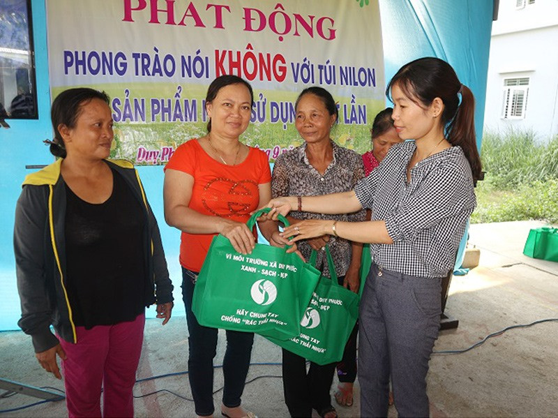 Ngoài giỏ nhựa, những chiếc túi vải thân thiện với môi trường cũng được phát cho hội viên phụ nữ tại Duy Xuyên để tiện sử dụng. Ảnh: T.Mai