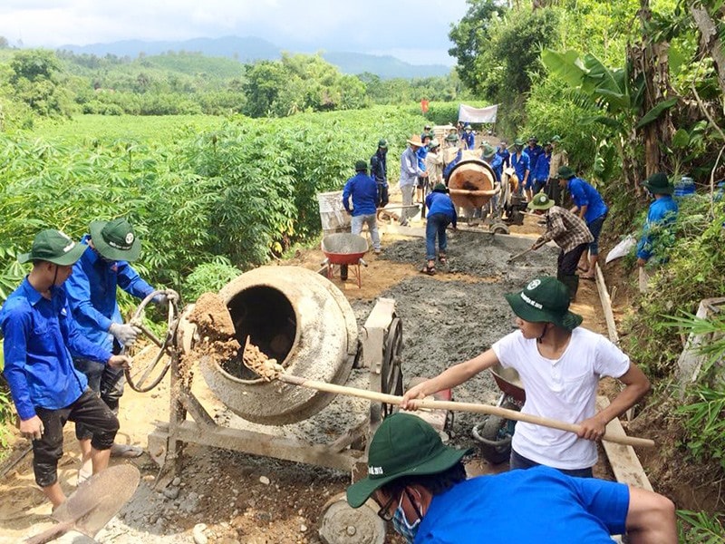 Tuổi trẻ Quảng Nam tham gia làm đường giao thông, góp phần xây dựng nông thôn mới. Ảnh: THÁI CƯỜNG