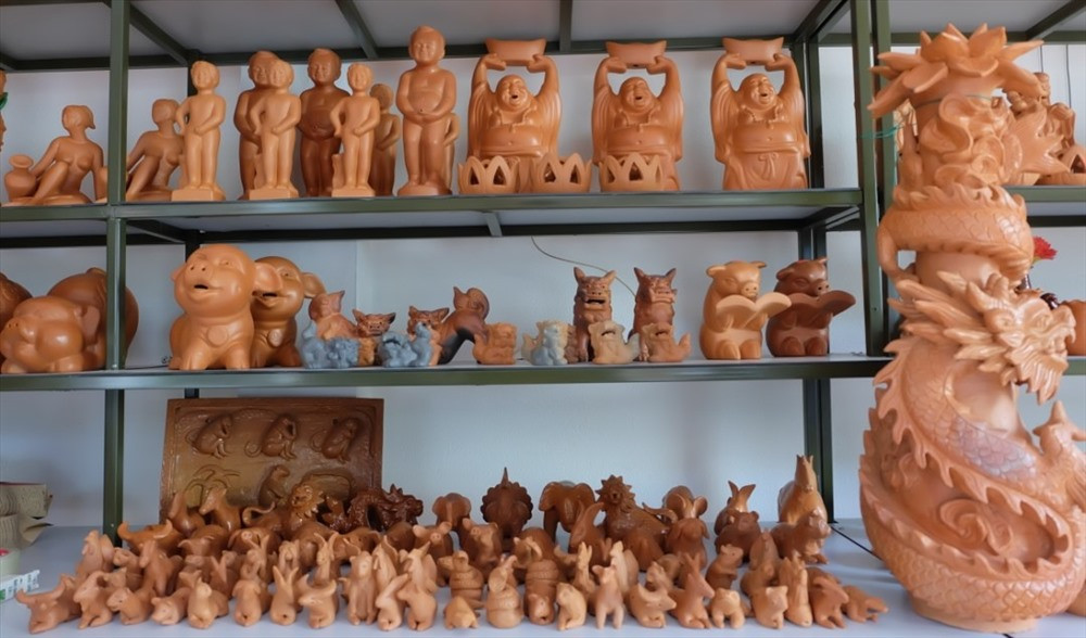 Thanh Ha pottery village creates three main product lines including traditional products, souvenirs and handicraft products.