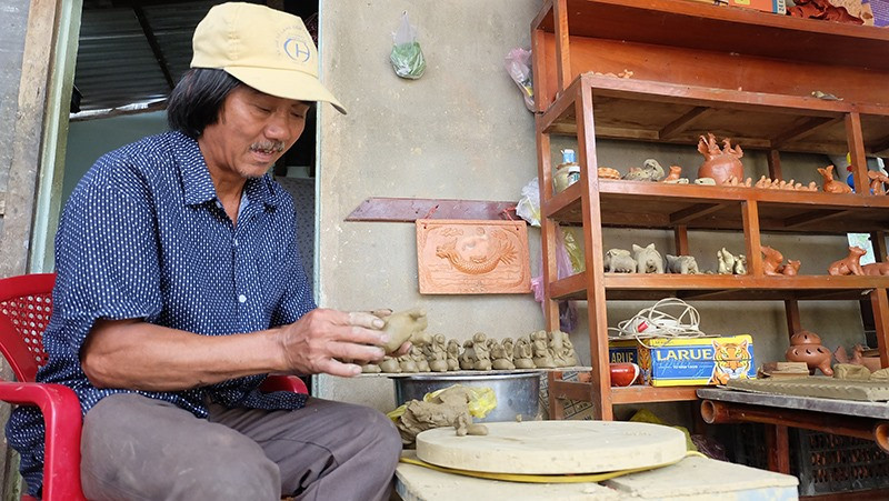 An artisan at Thanh Ha pottery village.