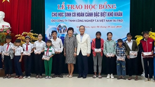 Ông Tony U Yi - Chủ tịch HĐQT Công ty TNHH Công nghiệp T.A Việt Nam trao học bổng cho học sinh. Ảnh: X.P