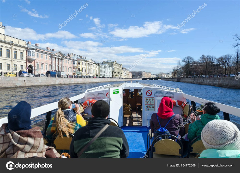 Du khách trên con thuyền tại một dòng sông của Saint Petersburg. Ảnh: depositphotos
