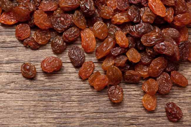 Nho khô: Khoa học đã chứng minh một số chất hóa học có trong nho khô như polyphenol và flanovoid có thể giúp ngừa sâu răng.