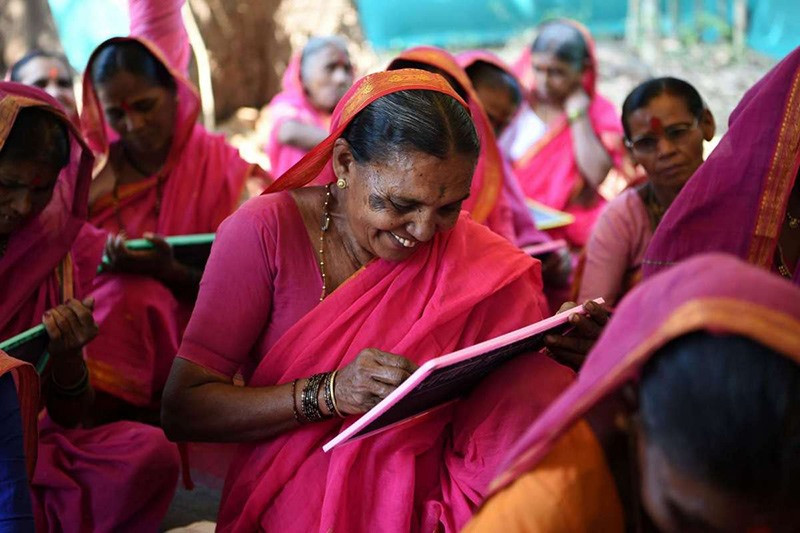 Những phụ nữ lớn tuổi ở làng Fangane, Ấn Độ rất háo hức khi được đến lớp học. Ảnh: AFP