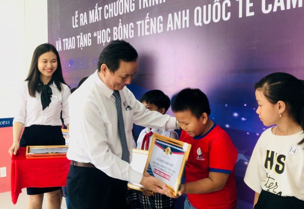 Trung tâm AMA Quảng Nam trao học bổng cho học sinh vượt khó, học giỏi. Ảnh: C.N
