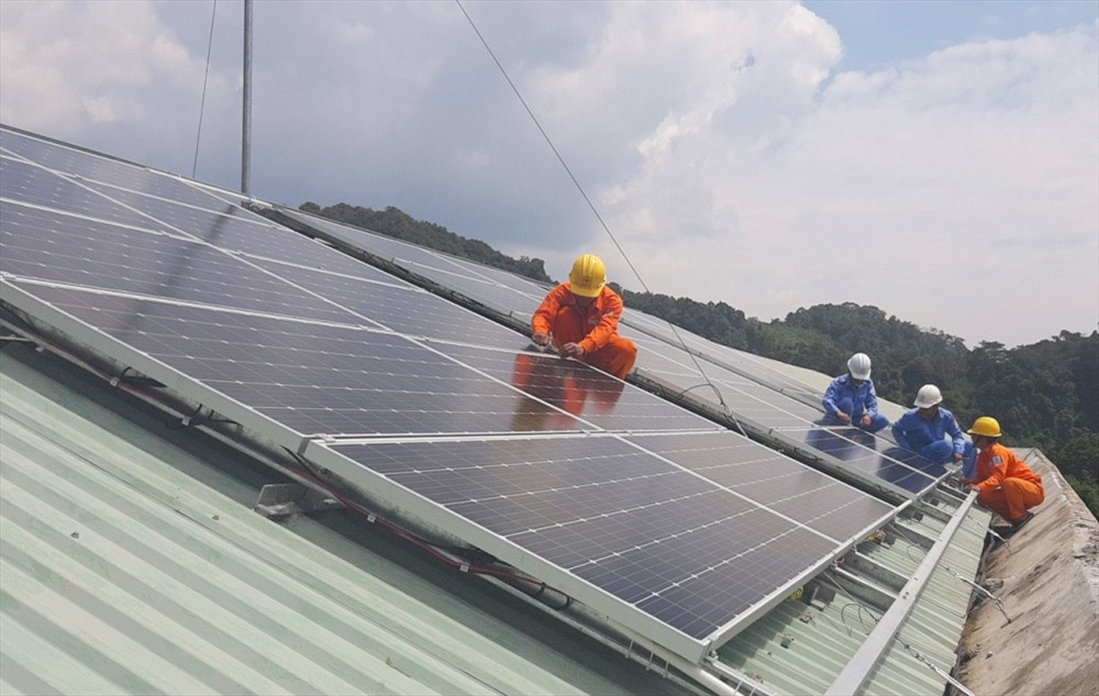 Lắp đặt hệ thống điện mặt trời trên mái nhà cho Trường THPT Võ Chí Công. Ảnh: T.LỘ