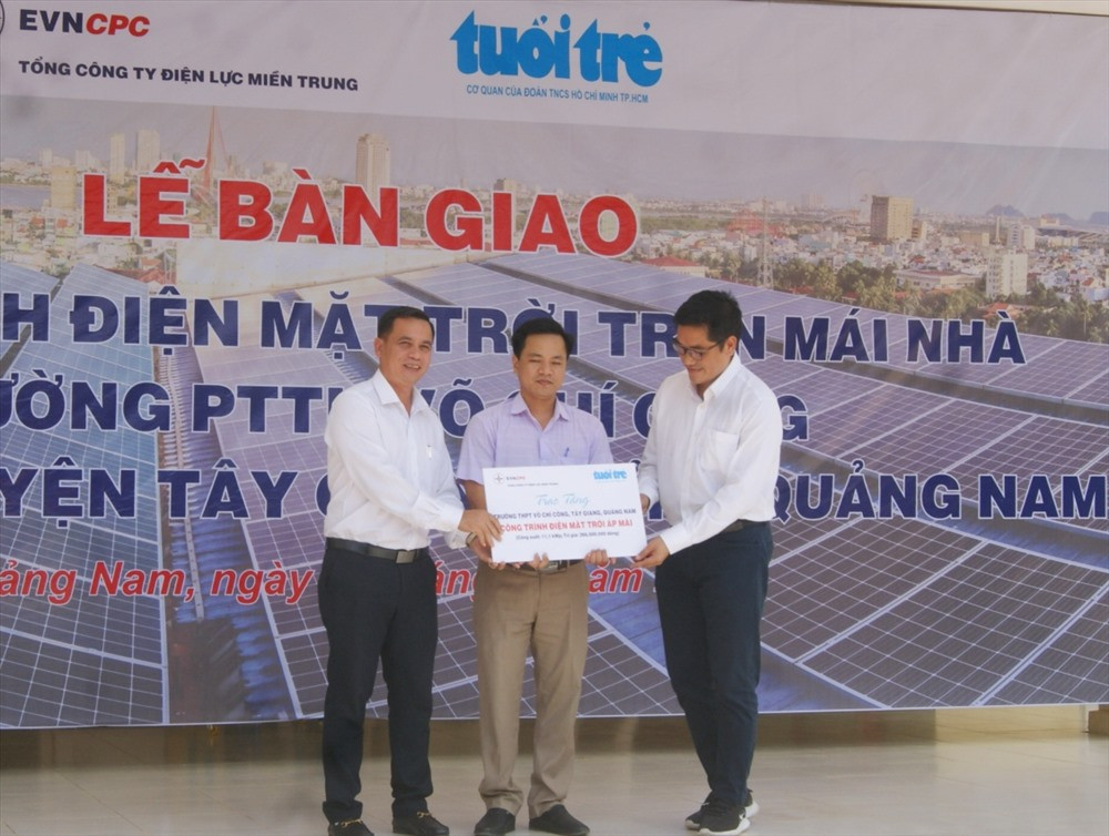 Bàn giao công trình điện mặt trời cho Trường THPT Võ Chí Công. Ảnh: T.LỘ