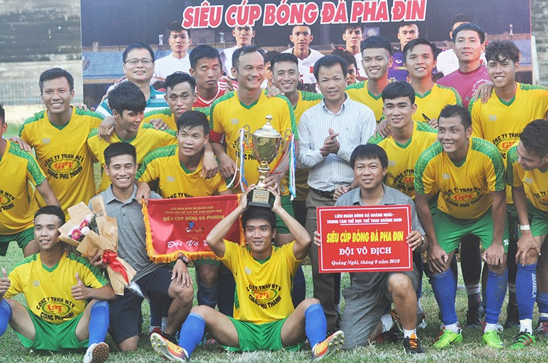 Lãnh đạo TP.Tam Kỳ và đội bóng ăn mừng cúp vô địch trên sân tỉnh Quảng Ngãi. Ảnh: T.V