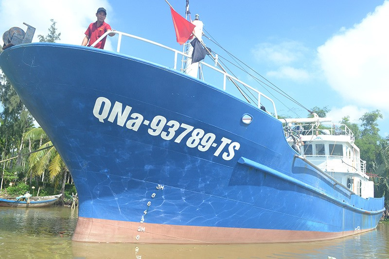 Tàu cá QNa-93789 của ngư dân Phạm Hiên sản xuất an toàn hơn với ứng dụng ra đa hàng hải và tiêu ra đa phản xạ góc. Ảnh: VIỆT NGUYỄN