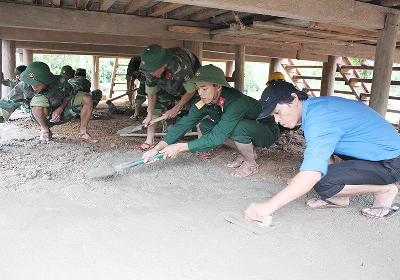 Lực lượng vũ trang tỉnh giúp người dân xã Cà Dăng, huyện Đông Giang xây dựng nông thôn mới. Ảnh: TUẤN ANH