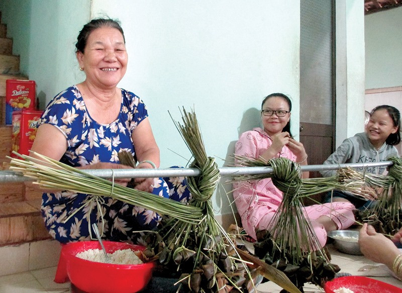 Người dân thôn Tân Thọ (xã Duy Châu) tích cực tham gia sản xuất các loại bánh truyền thống. Ảnh: H.N