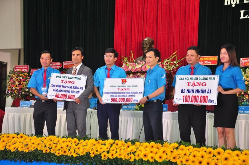 Ban Thường trực Ủy ban Hội LHTN Việt Nam tỉnh khóa VII tiếp nhận bảng tượng trưng hỗ trợ kinh phí thực hiện các công trình, phần việc thanh niên. Ảnh: V.A