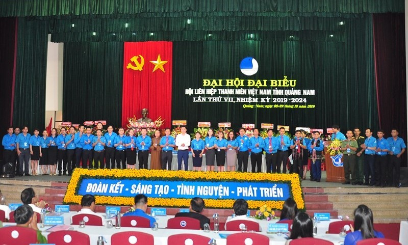 Ủy ban Hội LHTN Việt Nam tỉnh khóa VII (nhiệm kỳ 2019 - 2024) ra mắt đại hội. Ảnh: V.A