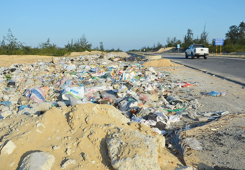 Một bãi rác tự phát nằm sát đường ven biển, đoạn qua huyện Thăng Bình cách đây hơn 1 năm. Ảnh: T.H