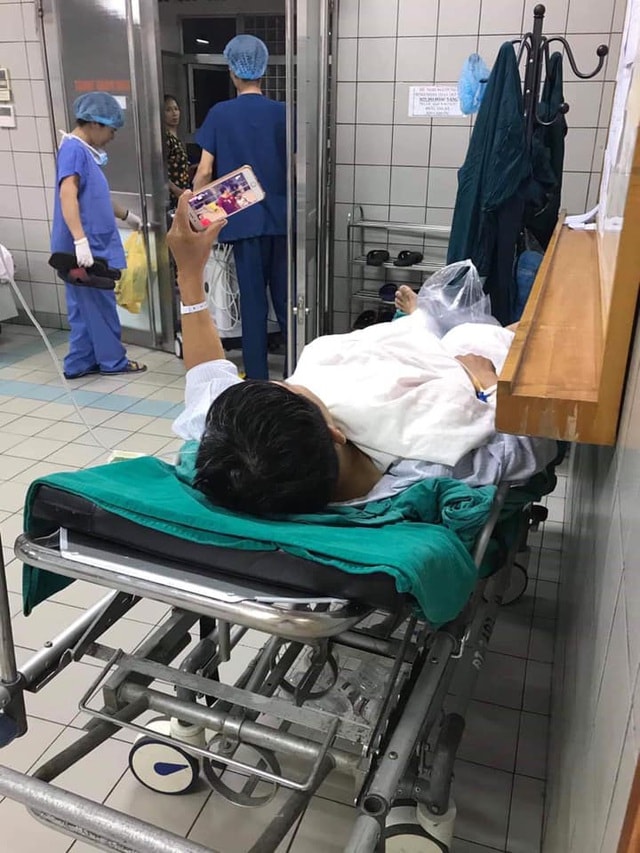 Chuẩn bị vào phòng phẫu thuật cũng không từ bỏ đam mê