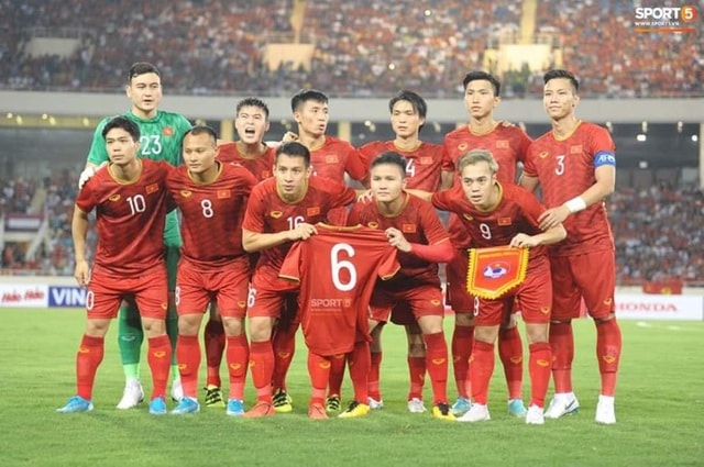 Các cầu thủ chụp ảnh trước trận đấu đã không quên mang theo chiếc áo của Xuân Trường, cầu thủ gặp chấn thương nặng trong đợt tập trung cùng đội tuyển (Ảnh: Sport5)