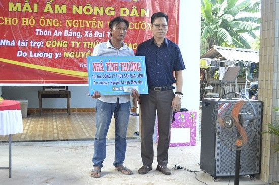 Lương y Nguyễn Lễ trao số tiền 45 triệu đồng của Công ty Thủy sản Bạc Liêu cho anh Cường. Ảnh: C.T