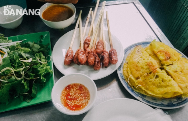 Ở Đà Nẵng, nem lụi thường được bán kèm với bánh xèo, thịt nướng lá lốt và bún thịt nướng.