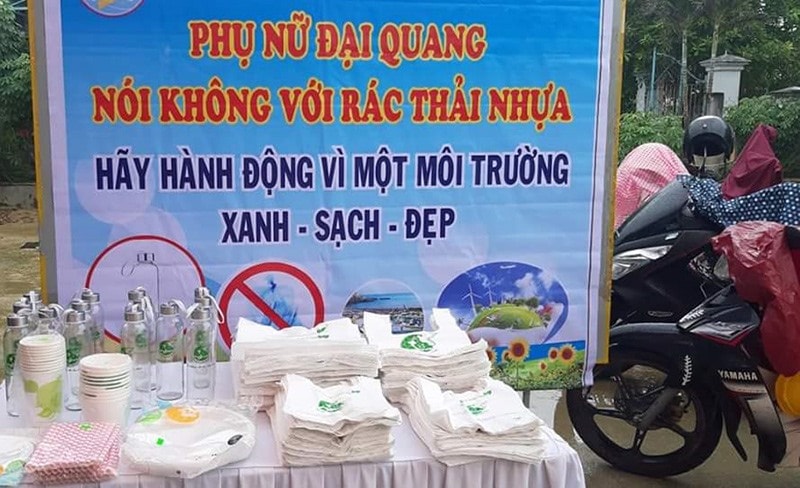 Những mô hình “Phòng chống rác thải nhựa” của phụ nữ Đại Lộc. Ảnh: H.L