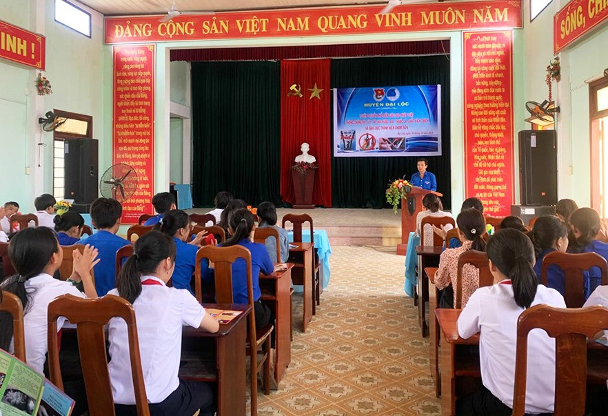 Tuyên truyền pháp luật cho học sinh, đoàn viên thanh niên huyện Đại Lộc. Ảnh: THÁI CƯỜNG