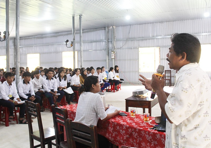 Bác sĩ Zơrâm Báo tuyên truyền về giáo dục giới tính cho học sinh Trường THPT Tây Giang. Ảnh: Đ.HIỆP