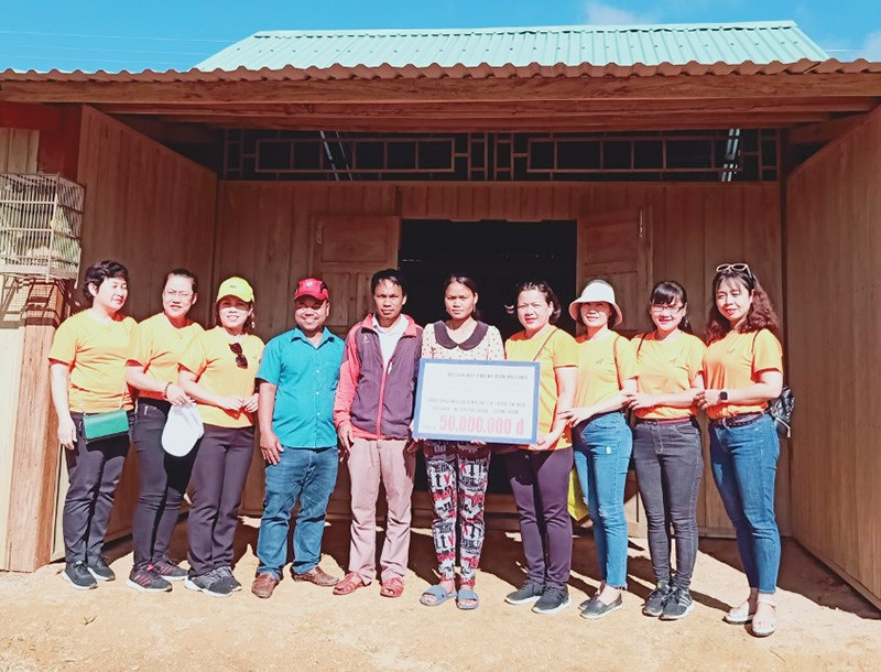 Hội LHPN quận Hải Châu trao nhà cho gia đình chị Pơloong Thị Ngô.