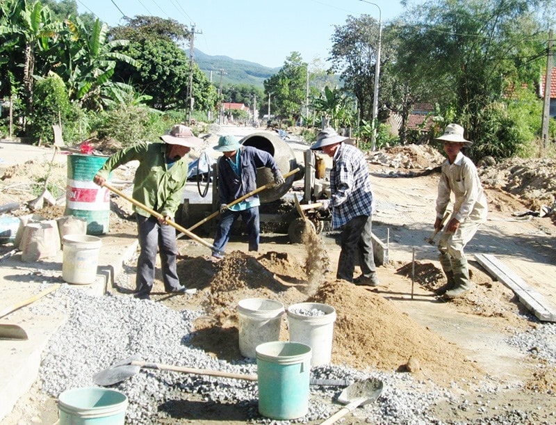 Thời gian qua, cán bộ và hội viên nông dân trên địa bàn tỉnh tích cực đóng góp công sức, tiền của xây dựng kết cấu hạ tầng nông thôn. Ảnh: VĂN SỰ