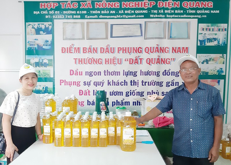 Sản phẩm dầu phụng Đất Quảng của HTX Nông nghiệp Điện Quang đã có chỗ đứng trên thị trường. Ảnh: H.N