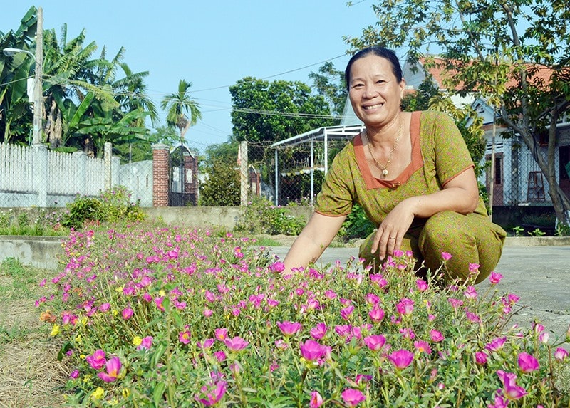 Những con đường hoa thôn Xóm Bùng khiến không gian làng quê luôn tươi mới. Ảnh: K.L