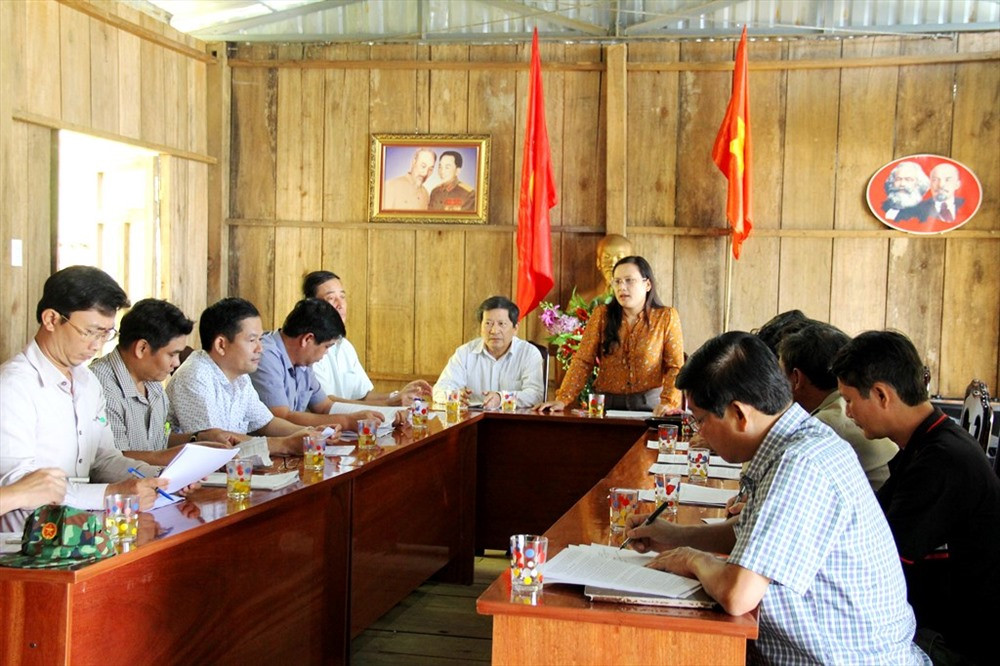 Đoàn giám sát làm việc với UBND huyện Nam Trà My và các đơn vị trồng giống sâm Ngọc Linh. Ảnh: C.N