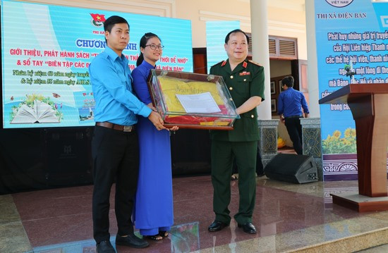 Với tấm lòng của một người con quê hương Điện Thắng, Trung tướng Trần Phước Tới tặng lá cờ nơi địa đầu Tổ quốc cho thanh niên Điện Bàn. Ảnh: PHƯƠNG THẢO