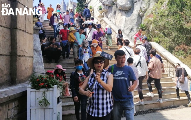 Du lịch là một trong những ngành phát triển mạnh mẽ cả về số lượng và chất lượng với sự đóng góp của kinh tế tư nhân. Trong ảnh: Vào mùa cao điểm khách, mỗi ngày khu du lịch Bà Nà Hills đón hàng ngàn lượt khách đến tham quan, vui chơi. Ảnh: THU HÀ