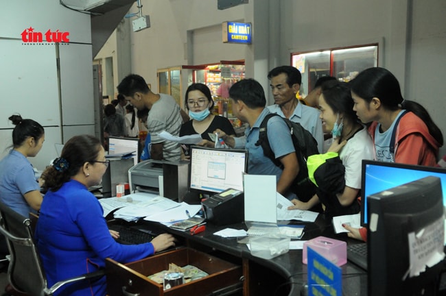 Hành khách đến mua vé tàu tại ga Sài Gòn.