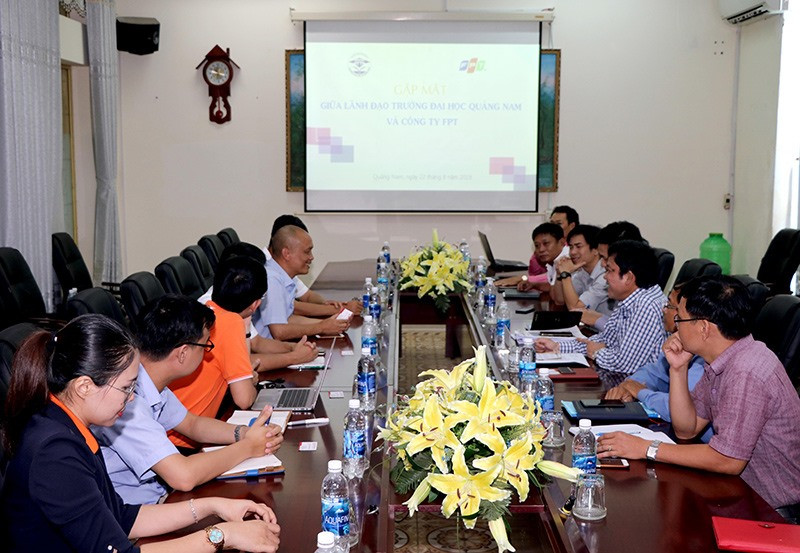 Trường Đại học Quảng Nam làm việc với Công ty CP FPT về hợp tác đào tạo. Ảnh: N.L