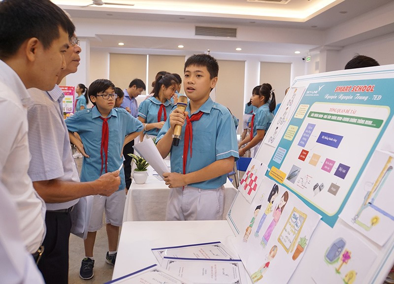 Tác giả Nguyên Trung lớp 7 Sky-Line trình bày dự án “Trường học thông minh”. Ảnh: QUẾ LÂM