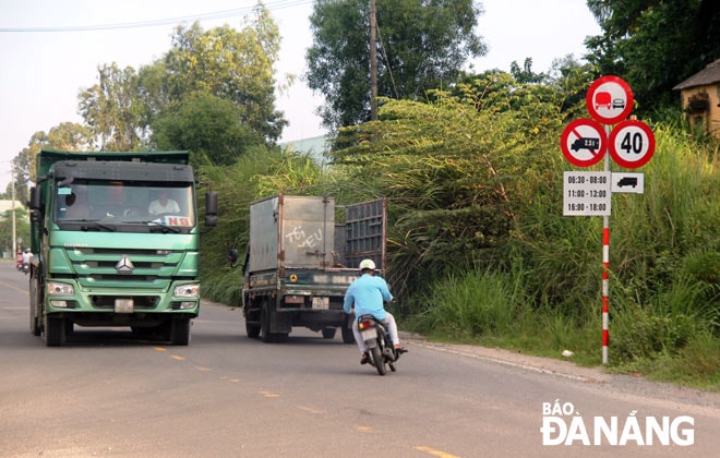 Xe tải chở đất chạy trong giờ cấm trên đường Lê Trọng Tấn (ảnh chụp lúc 17 giờ ngày 11-10).