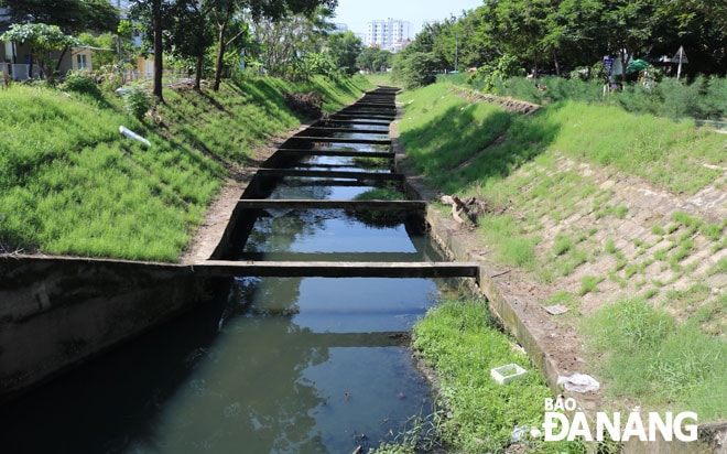 Màu nước của tuyến kênh hở luôn trong tình trạng đục do lòng kênh lâu ngày chưa được khơi thông.