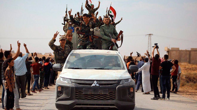 Quân đội của chính phủ Syria tiến vào thị trấn Ein Issa, phía bắc thành phố Raqqa của Syria. Ảnh: SANA/AP