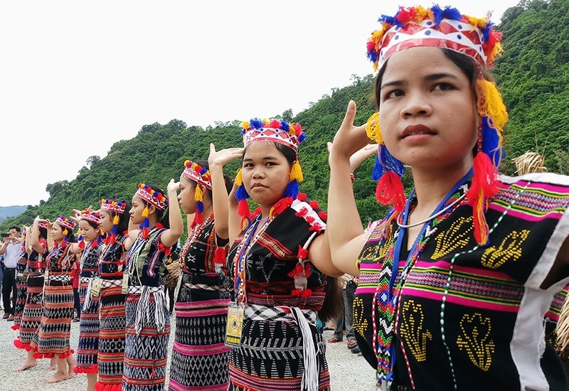 Thổ cẩm Cơ Tu trong trang phục truyền thống luôn tạo nên sức hút đặc biệt. Ảnh: ALăng Ngước