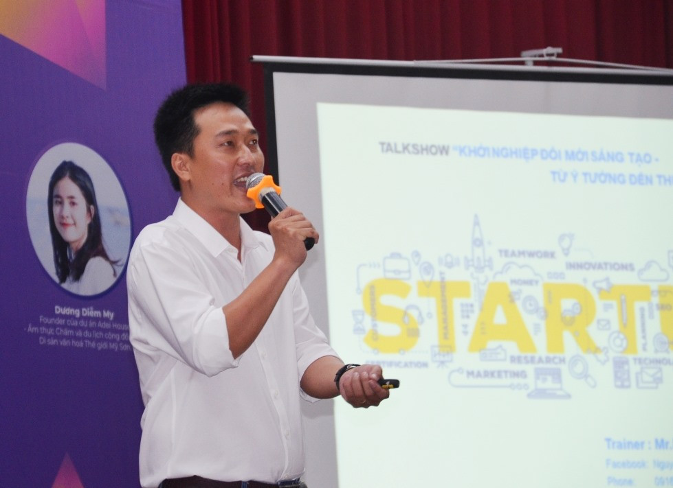 Diễn giả Nguyễn Bảo Quốc thuyết trình về khởi nghiệp tại Trường ĐH Duy Tân. Ảnh: N.T.B