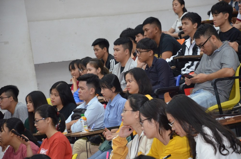 Hơn 300 sinh viên tham gia lễ phát động cuộc thi khởi nghiệp tại Trường ĐH Duy Tân. Ảnh: N.T.B