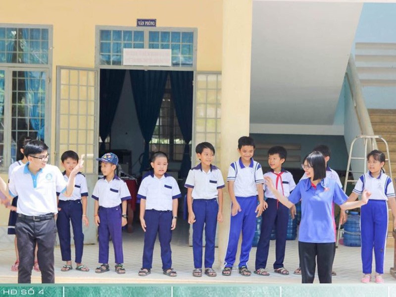 Các sinh viên quê Quảng Nam tham gia công tác xã hội - từ thiện. Ảnh: K.N